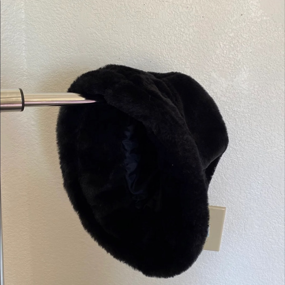 Black fur bucket hat